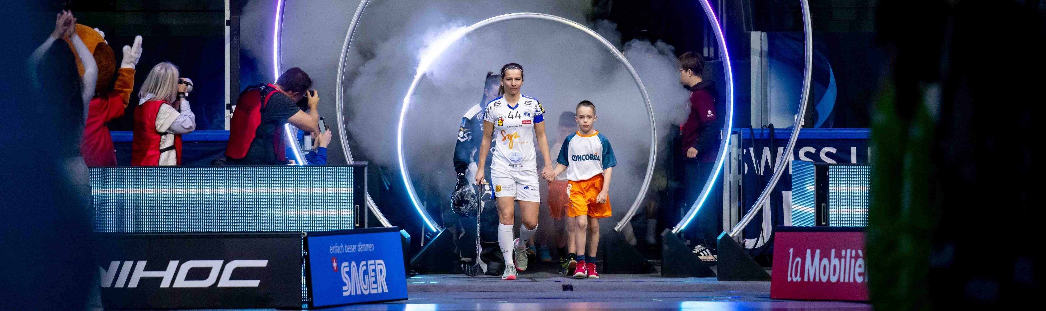 Sponsoring - scena dinamica durante una partita di pallavolo con pubblicità CONCORDIA