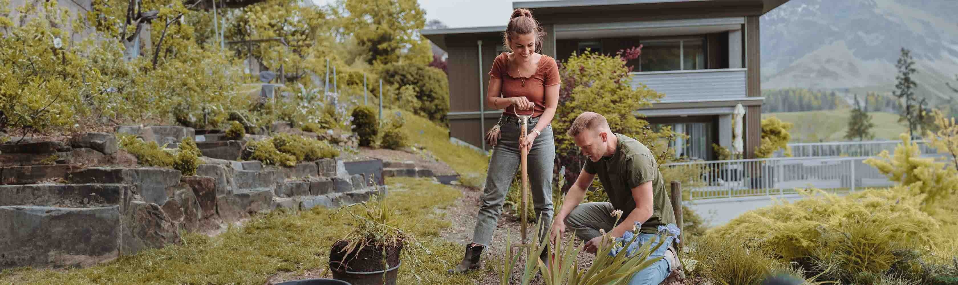Geschäftsbericht 2024 - Eine Frau und ihr Mann arbeiten in ihrem eigenen Garten