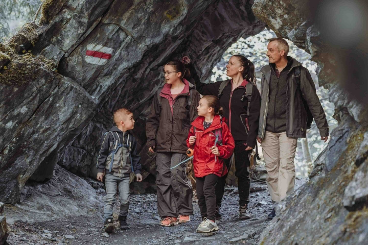 Informazioni annuali 2026 - Una famiglia con 3 bambini in abbigliamento outdoor in una galleria