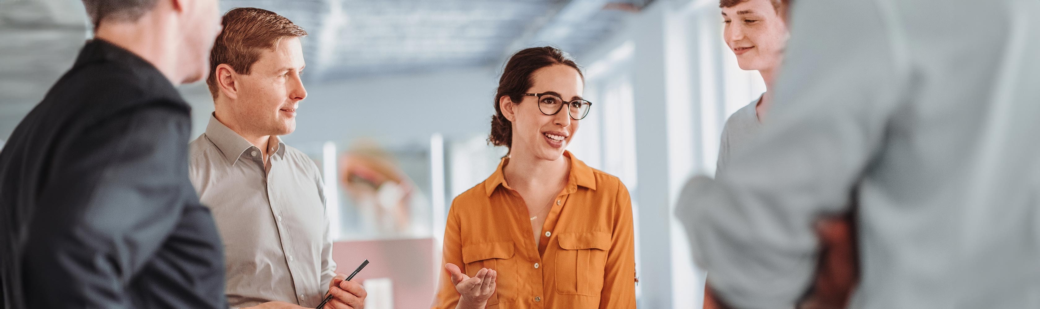 Associazione – collaboratori motivati in dialogo durante una riunione.