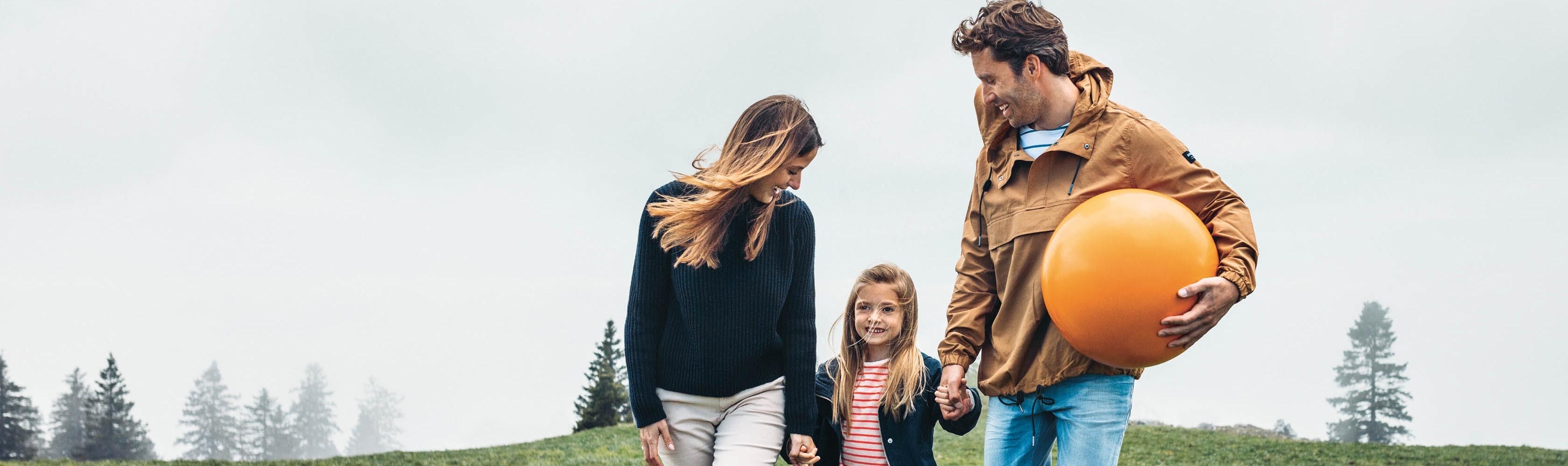 Conferma rinuncia all'adesione all'associazione - Una coppia di genitori passeggia con la figlia in un prato, il padre tiene una palla CONCORDIA sotto il braccio