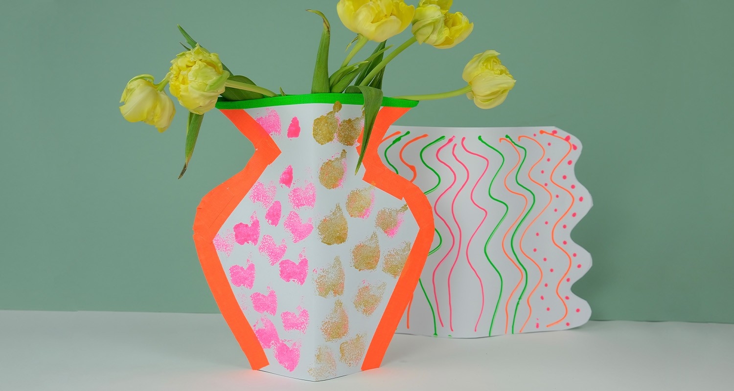 Zwei bunte Blumenvasen aus Papier