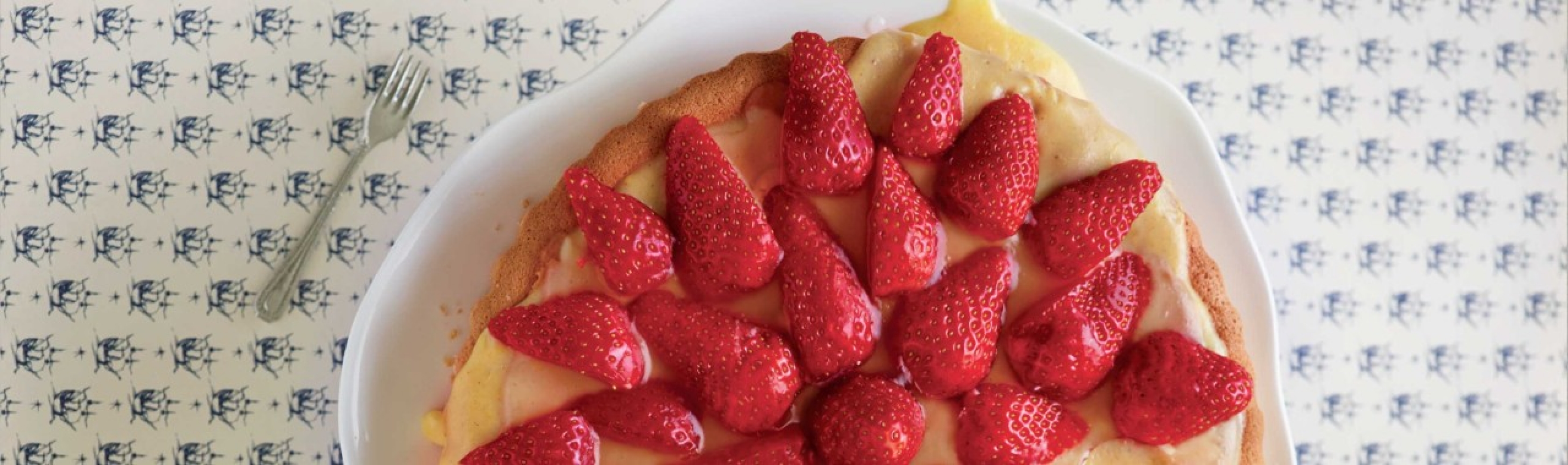 Biskuit mit Vanillepudding und Erdbeeren