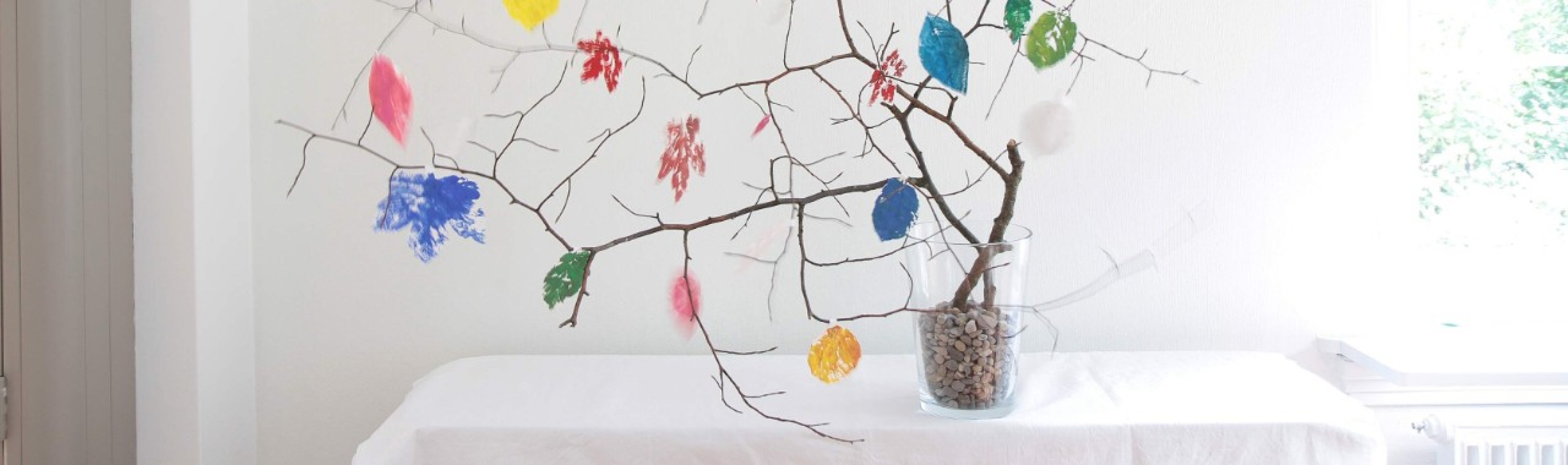 Selbstdekorierter Herbstbaum mit Papierblättern
