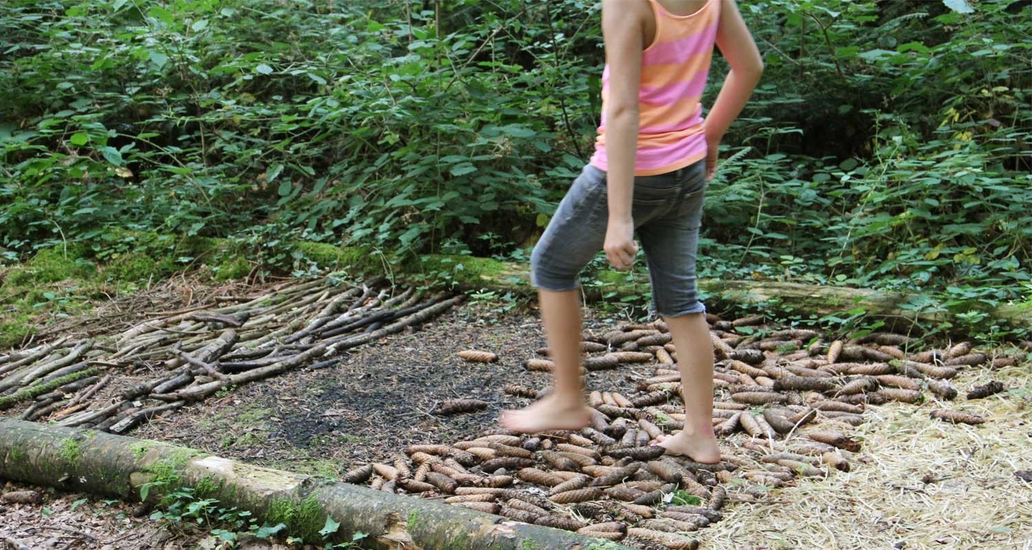 Kind läuft Barfuss im Wald