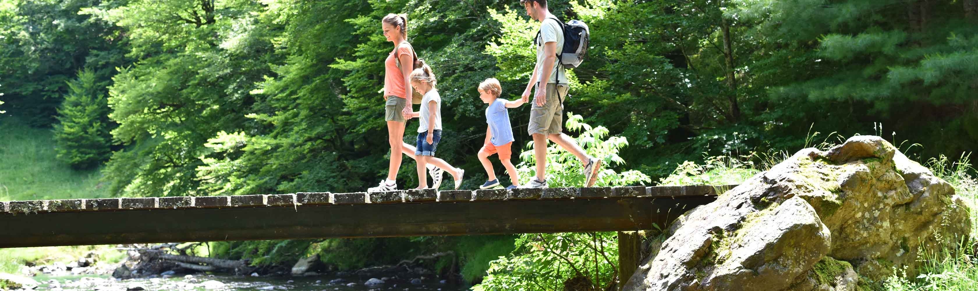 Familie macht eine Wanderung dem Fluss entlang