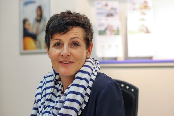 Mit Ü50 eine neue berufliche Herausforderung finden? Carmela Röösli hat es gewagt! Sie ist als Geschäftsstellenleiterin der CONCORDIA in Schüpfheim erfolgreich.