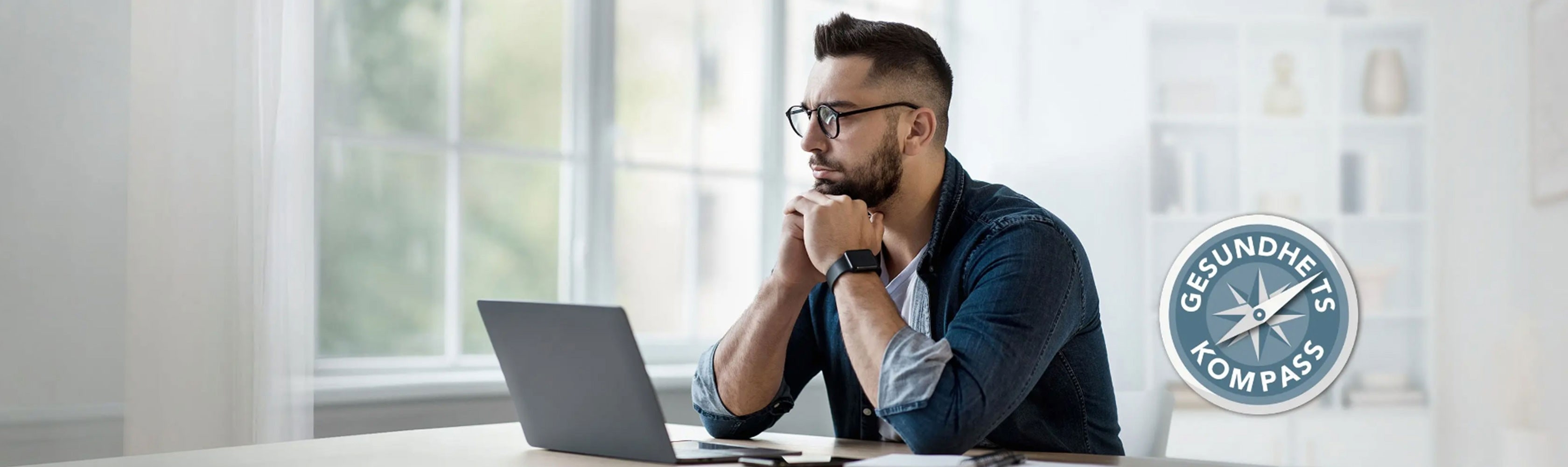 Ein Mann sitzt vor seinem Laptop und macht den Mental Health Check