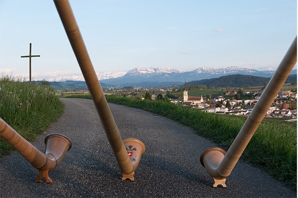 Das Zentralschweizerische Jodlerfest findet im Juni in Schötz statt. Rund 2'500 bis 3'000 Aktive messen sich im Jodeln, im Alphorn- und Büchelblasen sowie im Fahnenschwingen. Auf dem Bild ist eine Gruppe Alphornbläser mit ihren Holzinstrumenten zu sehen.