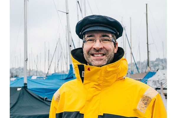 Matthias Voisard übernimmt als Leiter Verantwortung für den vertrauensärztlichen Dienst bei der CONCORDIA. Privat segelt er gerne. Auf dem Bild sieht man ihn im Segler-Outfit am Hafen. 