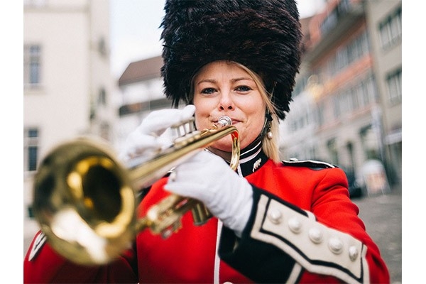Sara Steiner, Produktmanagerin bei der CONCORDIA, zeigt sich mit Trompete in der Paradeuniform der Stadtmusik Sursee. Als Präsidentin übernimmt sie Verantwortung für den Verein.