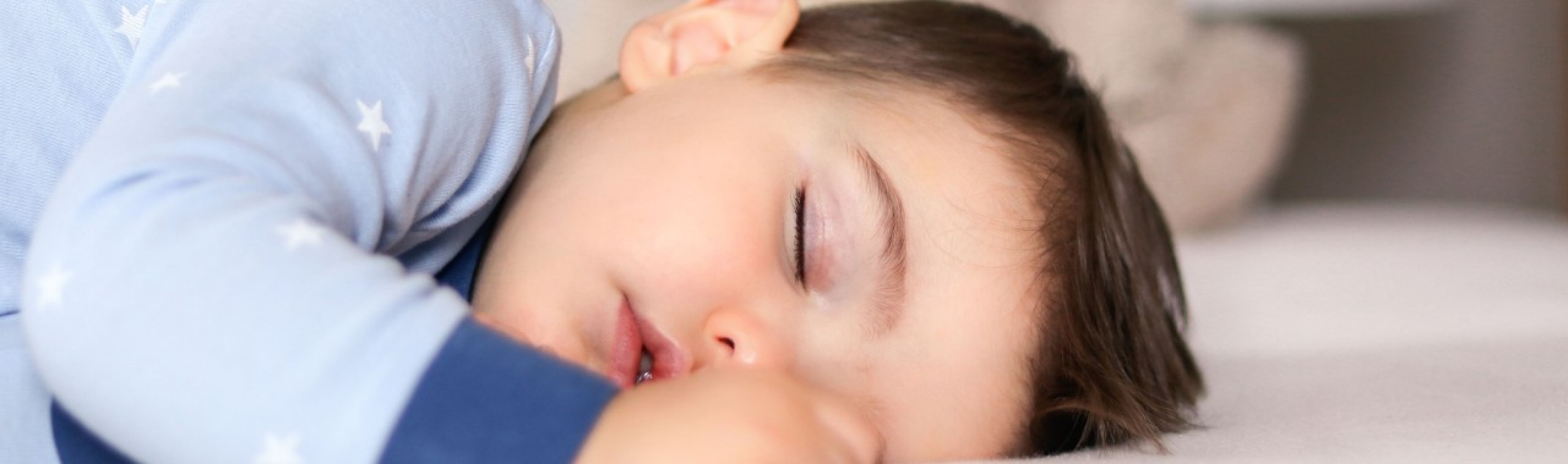 Ein kleines Kind geniesst einen gesunden Schlaf. Mehr als ein Drittel unseres Lebens verbringen wir schlafend, und unser Schlafrhythmus verändert sich im Laufe unseres Lebens stark.