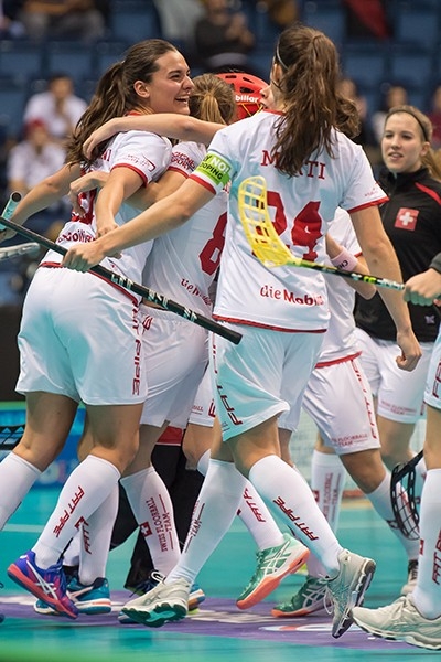 Das Unihockey-Frauen-Nationalteam mit Corin Rüttimann bejubelt ein Tor