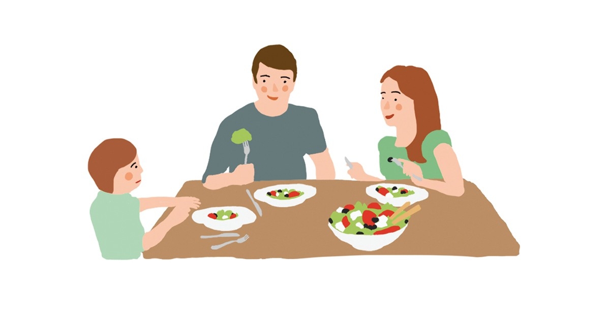 Vorbilder am Familientisch: Mutter, Vater und Kind sitzen gemeinsam am Familientisch und essen Salat.