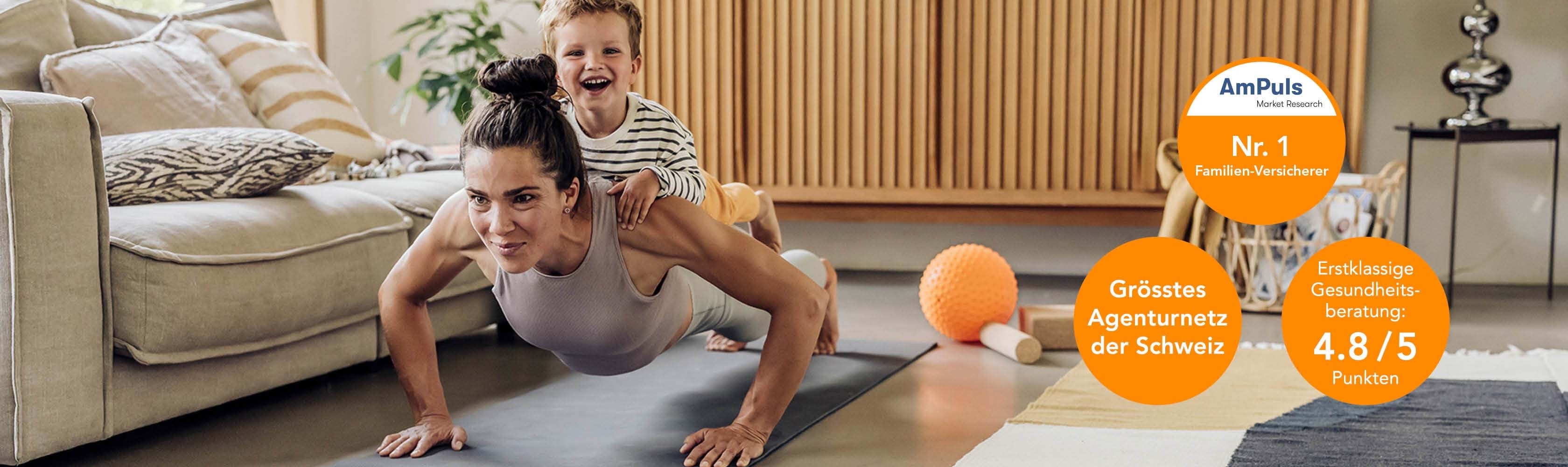 Mutter macht Liegestützen. Das Kind sitzt auf ihrem Rücken.