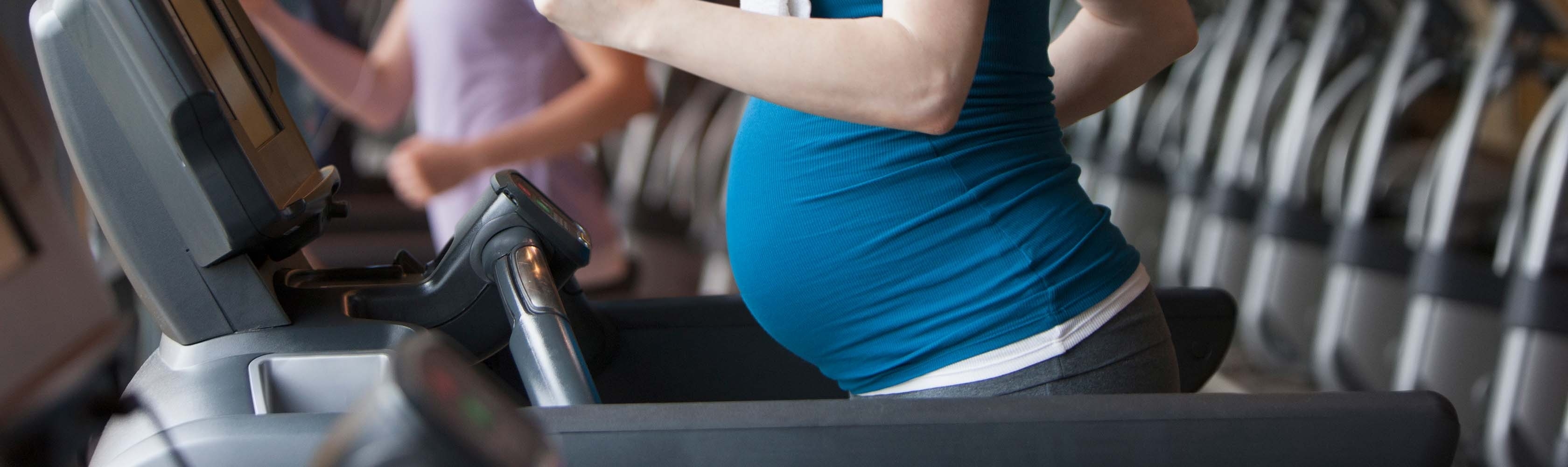 Schwanger werden und Sport – Schwangere Frau auf dem Laufband