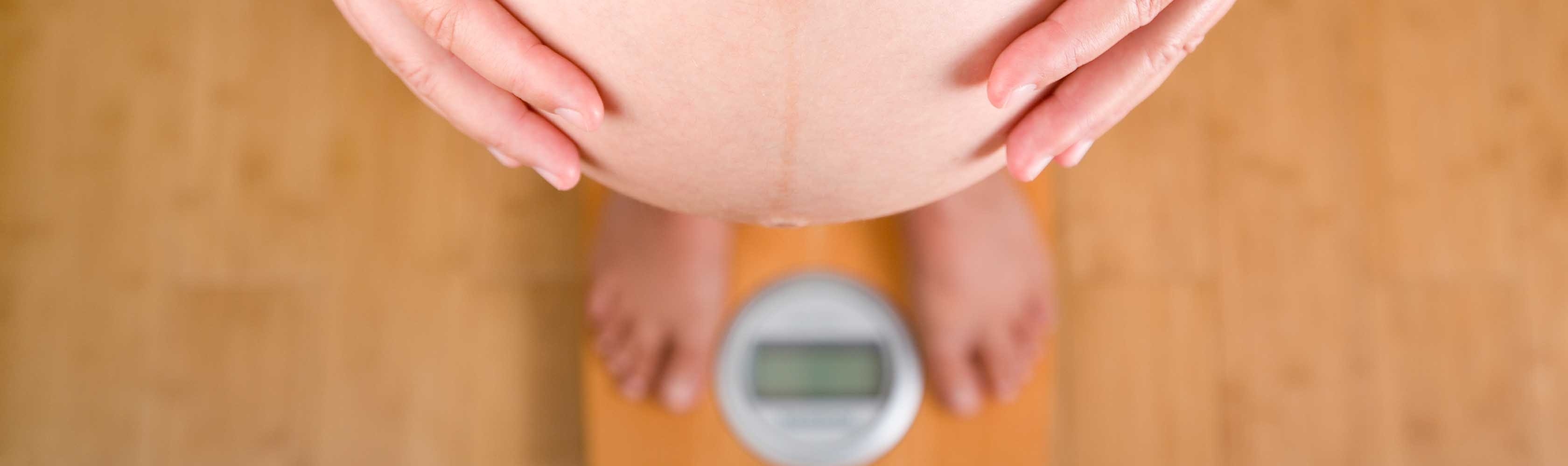 Gewichtszunahme in der Schwangerschaft – Frau misst Ihren Bauchumfang.