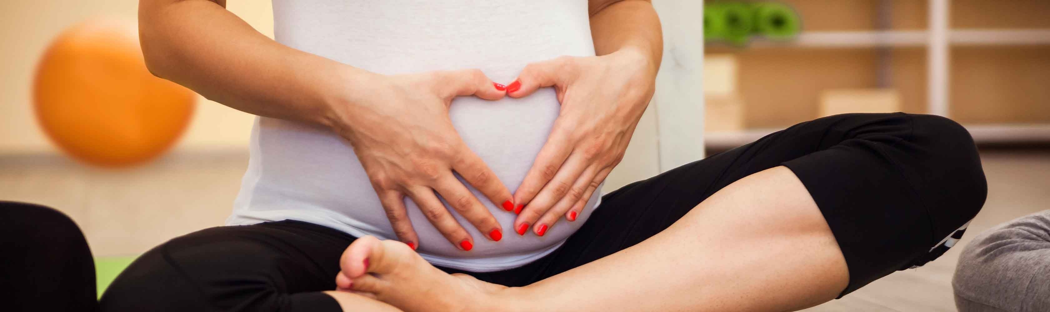 Schwangerschaftsyoga – Schwangere Frau praktiziert Yoga