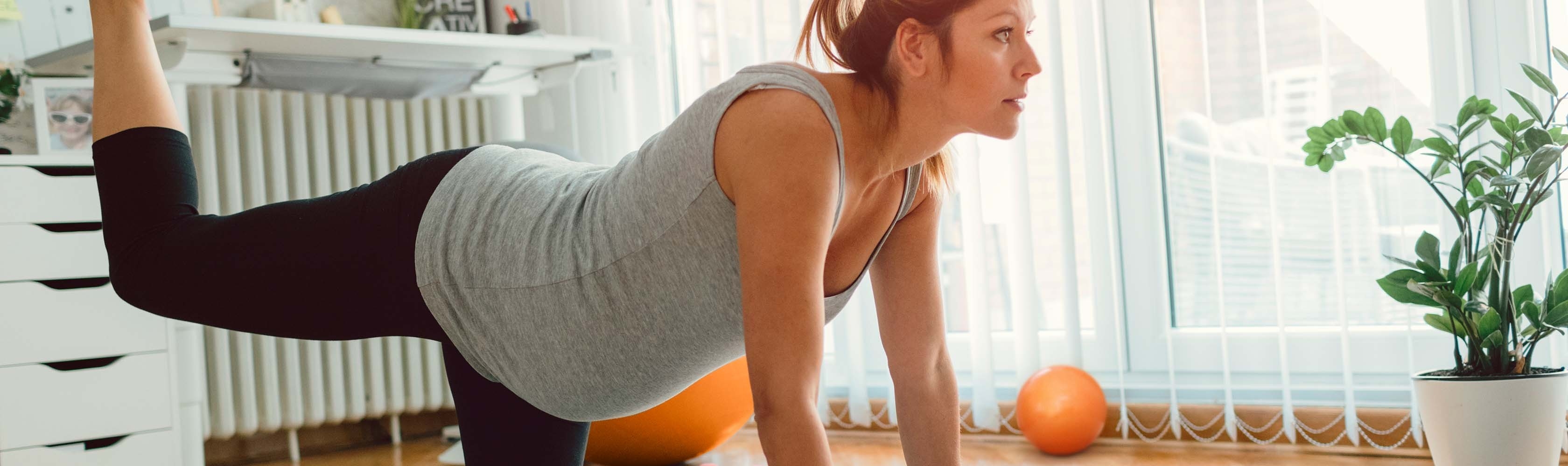 Sport und Bewegung in der Schwangerschaft – Schwangere Frau macht Yoga.