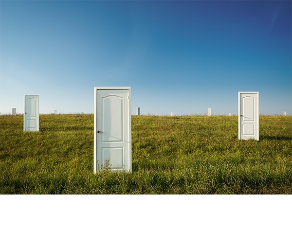 Osez la nouveauté: les portes blanches au milieu d’une prairie symbolisent les possibilités qui vous sont offertes. Andrea Waldispühl, coach à Lucerne, vous livre quelques clés pour aborder la nouveauté.