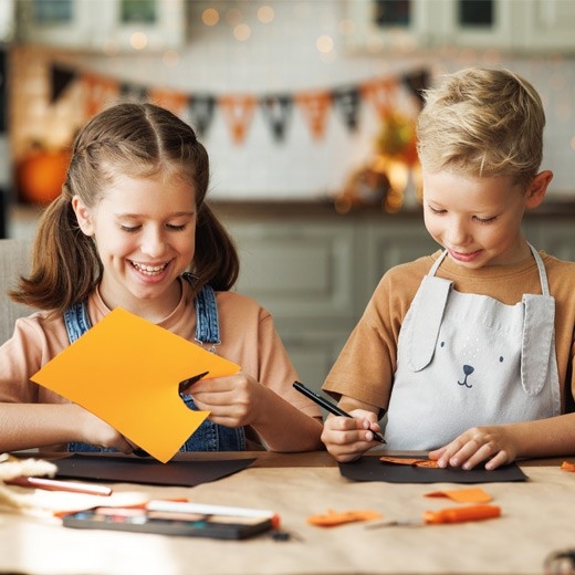 Une famille traverse un ravin