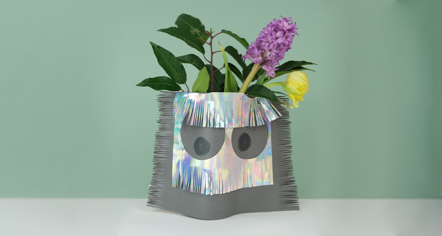 Vase de fleurs en papier avec visage