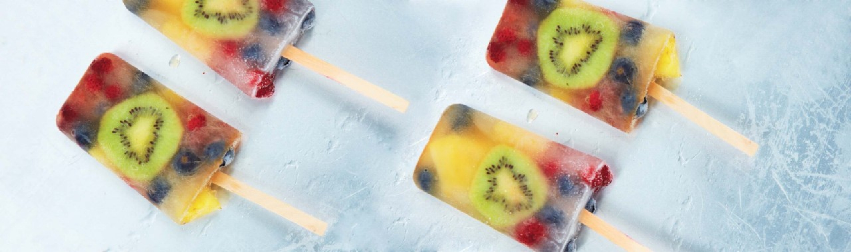Bâtonnets glacés avec des morceaux de fruits