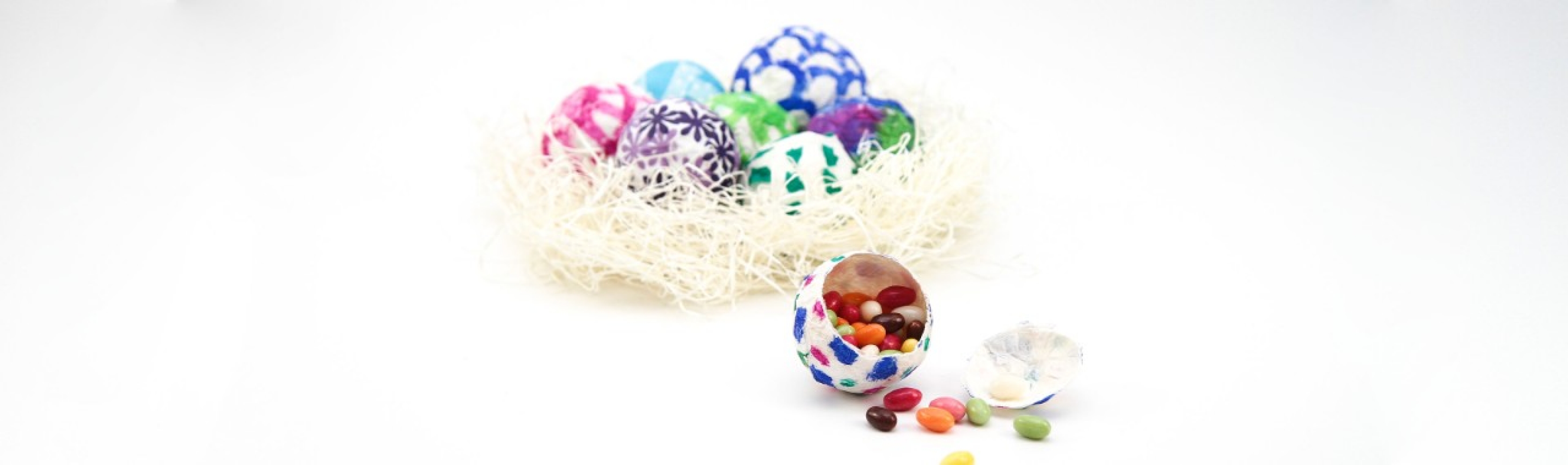 Des œufs surprise colorés dans un nid