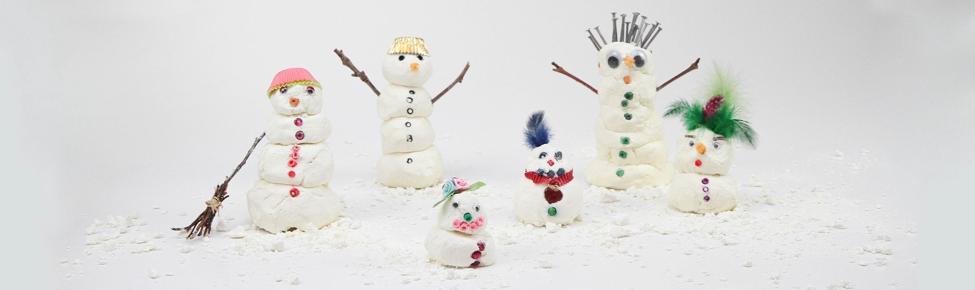 Sympathique famille de bonshommes de neige 