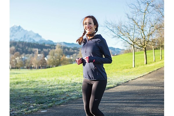 Corinne Hofer, cheffe de groupe chez CONCORDIA, est responsable des spécialistes tarifaires DRG. Elle profite de sa pause de midi pour aller faire son jogging.