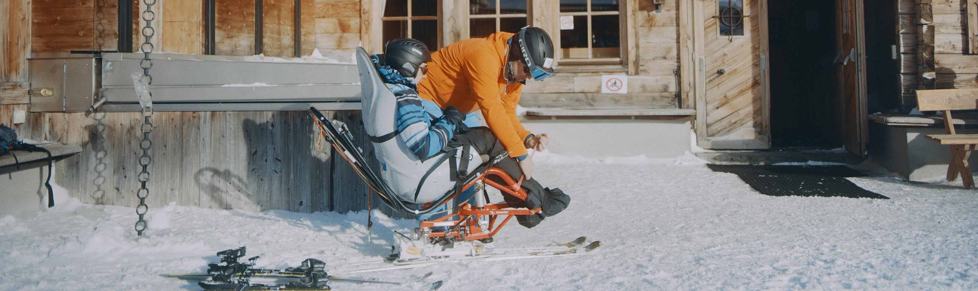 La solidarité sur la piste de ski. Markus permet à une personne handicapée de passer une journée sur la piste de ski