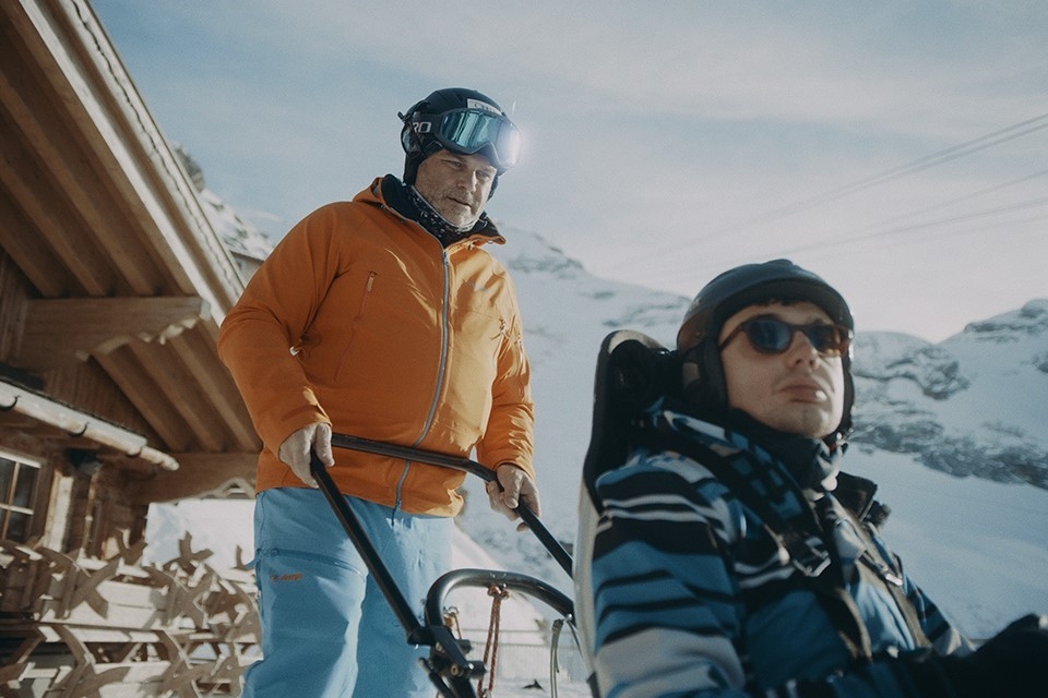 La solidarité sur la piste de ski. Markus permet à une personne handicapée de passer une journée sur la piste de ski