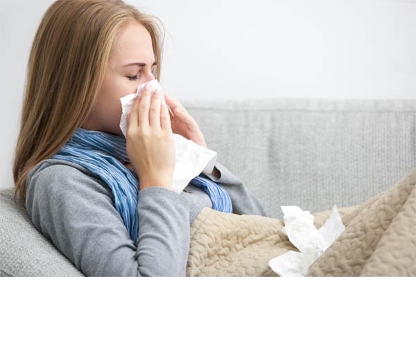  Une femme a pris froid, elle garde le lit. Le repos et les remèdes naturels sont parfois la meilleure façon de soigner un rhume ou une grippe.
