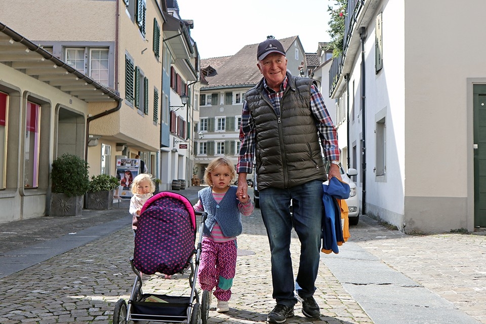 Generationen. Familie. Ruedi Elsener kommt von einem Spaziergang mit seinen Enkelkinder zurück.