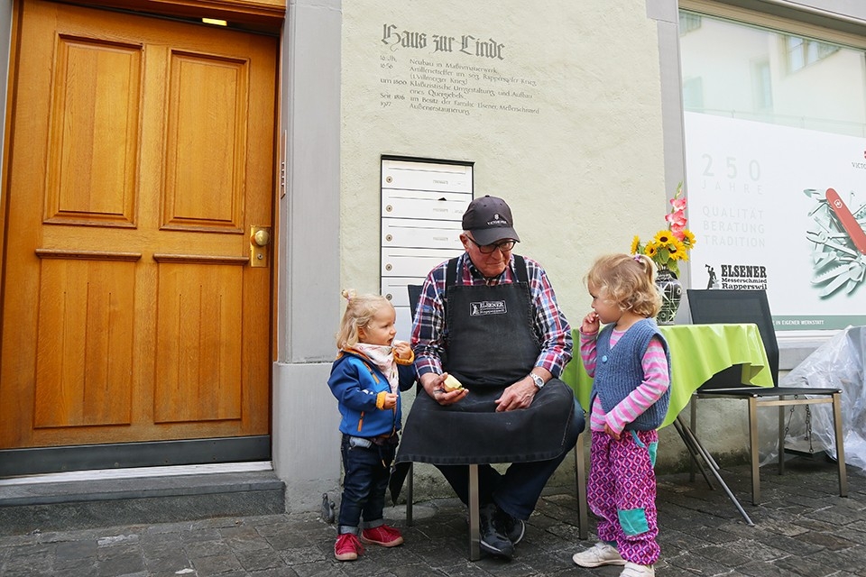 Generationen. Familie. Ruedi Elsener mit seinen Enkelkinder in der Gasse hinter der Messerschmiede.