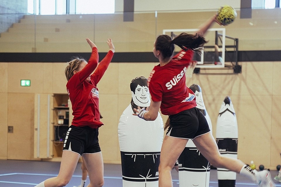 Die CONCORDIA Handball-Akademie ist die neue Geburtsstätte von Talenten im Schweizer Frauen Handball. Im neuen «OYM» (On your Marks) Kompetenzzentrum erhalten die talentiertesten Spielerinnen im Alter von 14 bis 20 Jahren unter professionellen Bedingungen das Rüstzeug für einen erfolgreichen Anschluss an die Spitze.