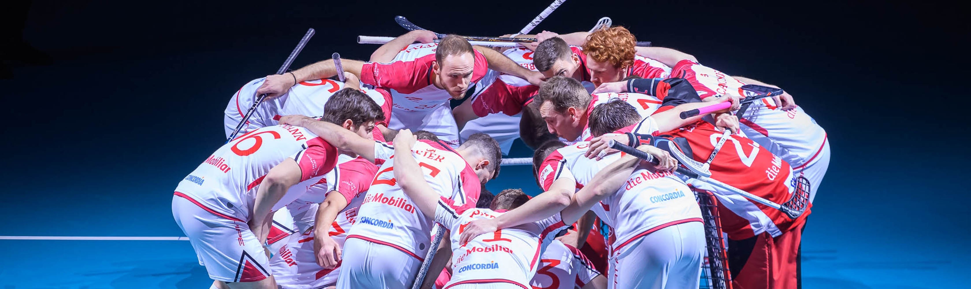 Luca Graf et ses coéquipiers de l'équipe nationale suisse d'unihockey s'encouragent mutuellement avant le match.