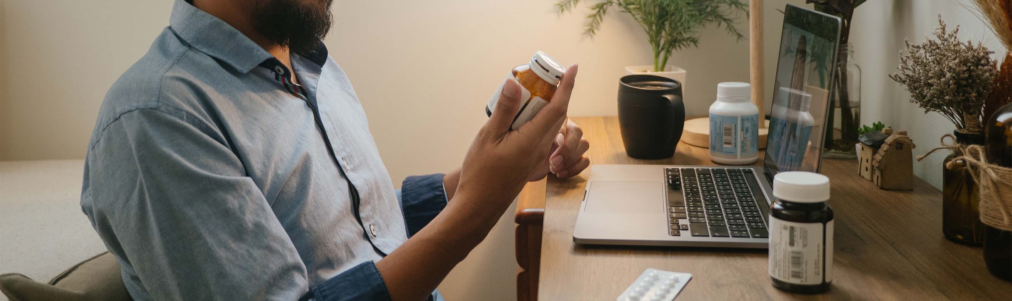 Un homme lit la description d'un médicament