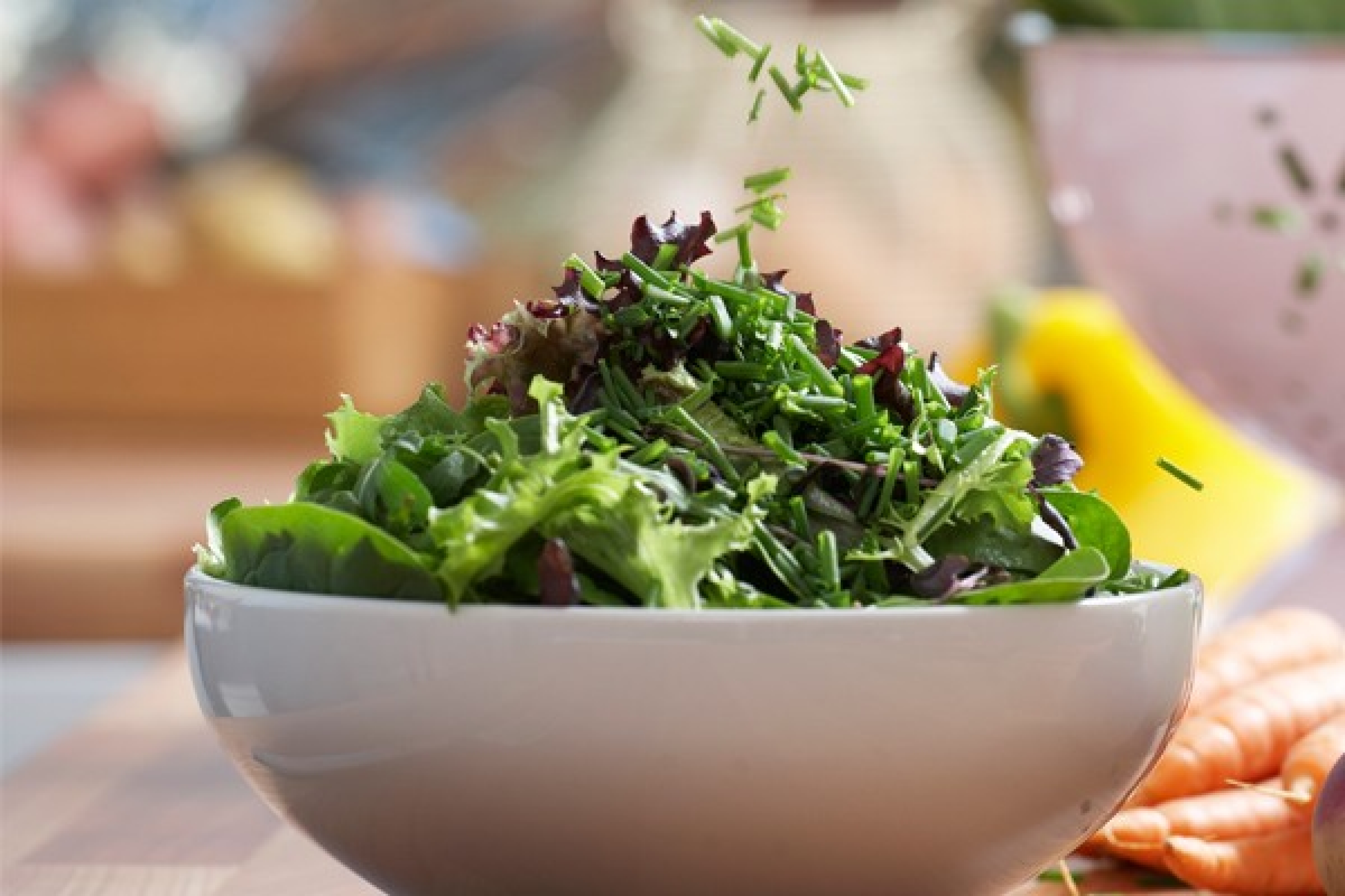 La pimprenelle apporte une touche de fraîcheur à vos salades, comme dans la salade garnie en photo. 