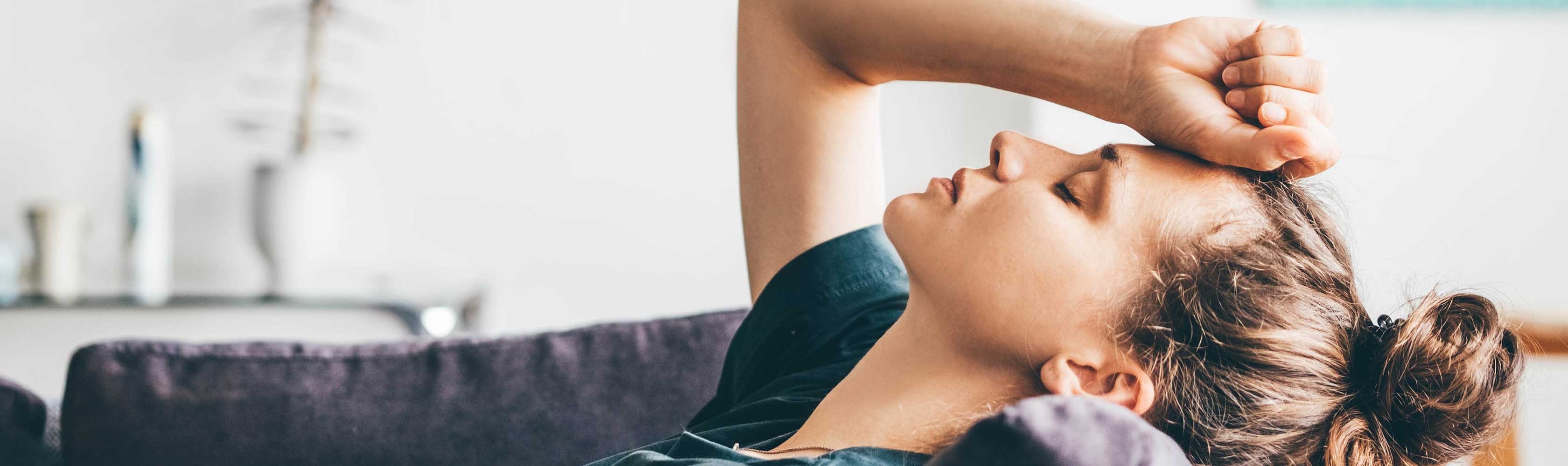 Femme allongée sur soga