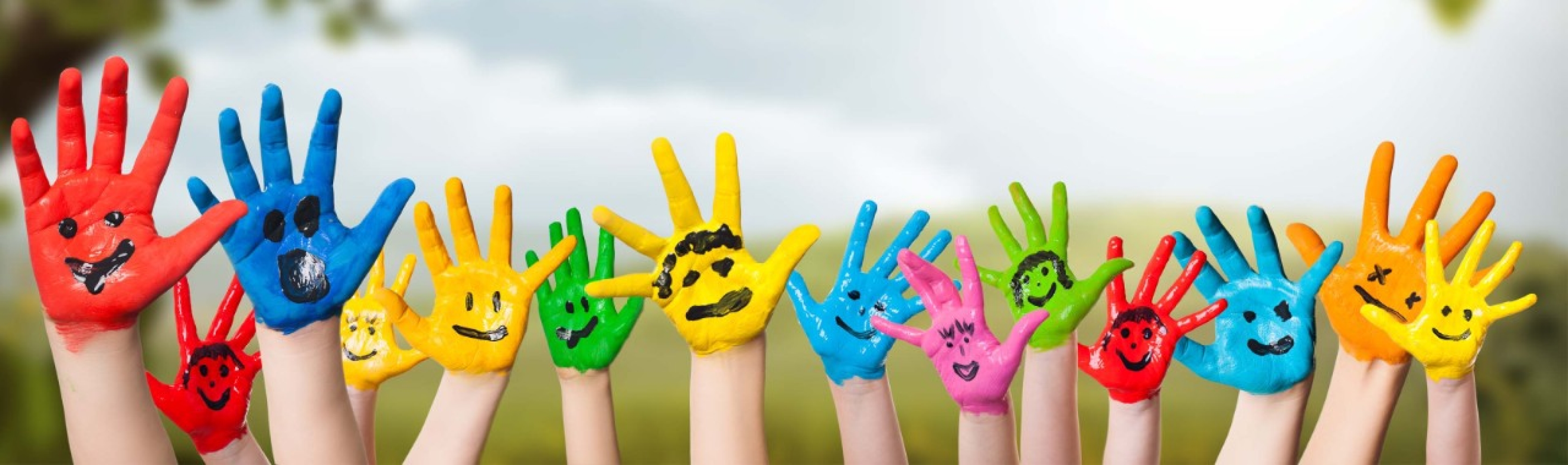 Être solidaire, c’est se mobiliser pour les autres afin de mieux vivre ensemble; cet état d'esprit est symbolisé par les mains colorées d’enfants.