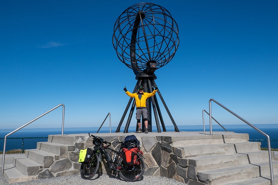 Le début d’un inoubliable voyage à vélo depuis le Cap Nord jusqu’en Suisse, devant le monument du Cap Nord.