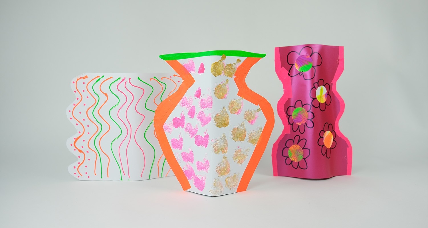 Tre vasi di fiori di carta colorati