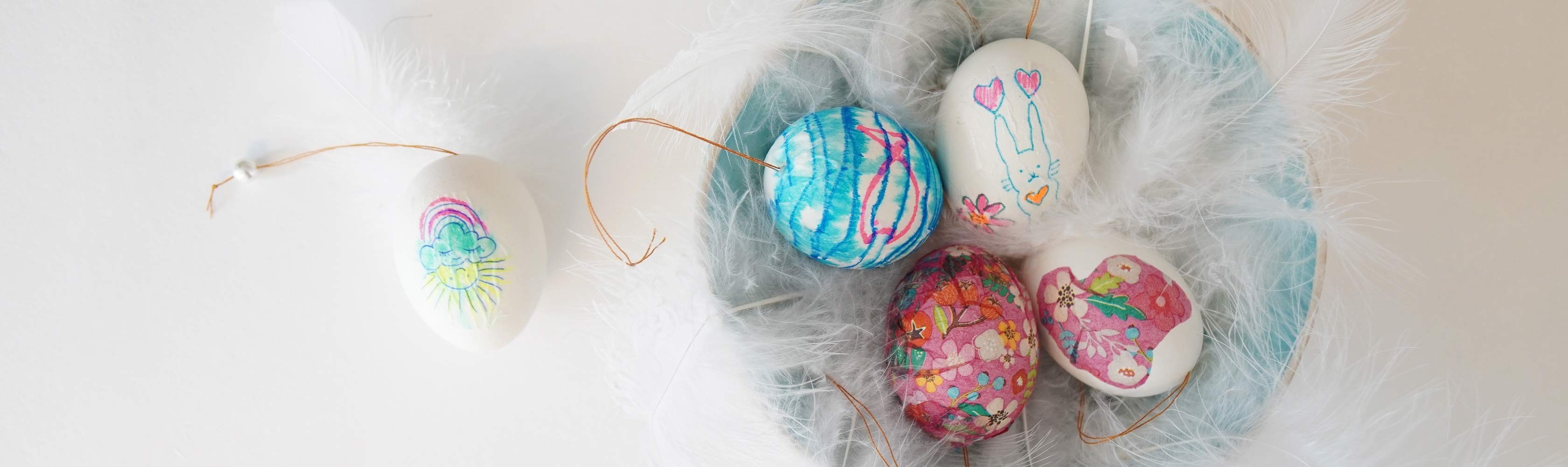 Uova di Pasqua decorate con i tovaglioli di carta