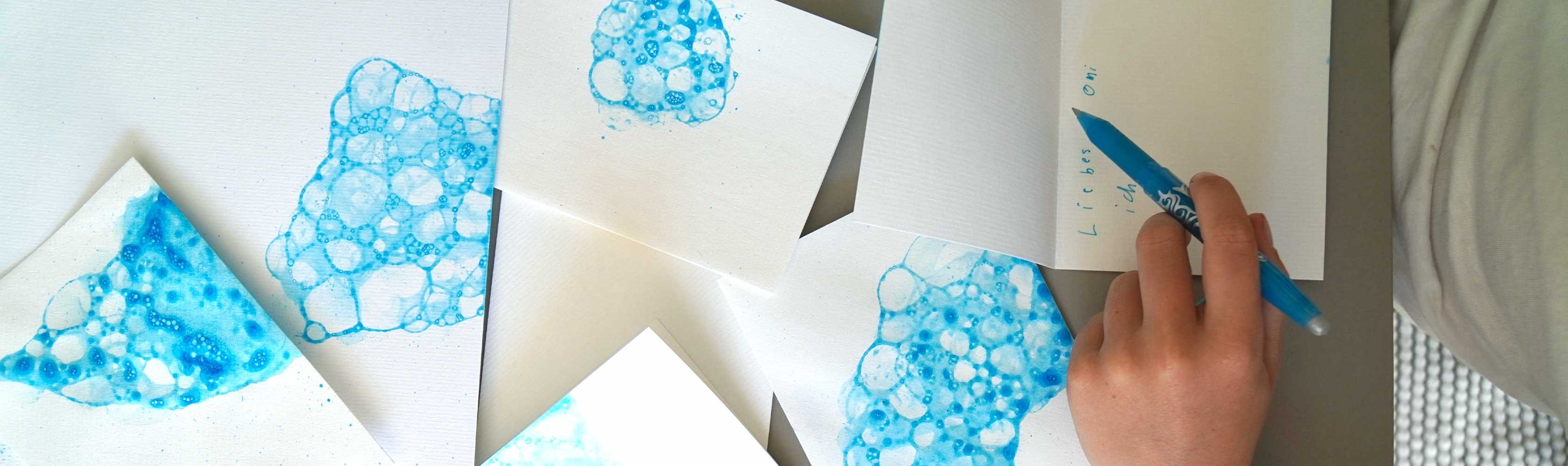 Colorare la carta con le bolle di sapone