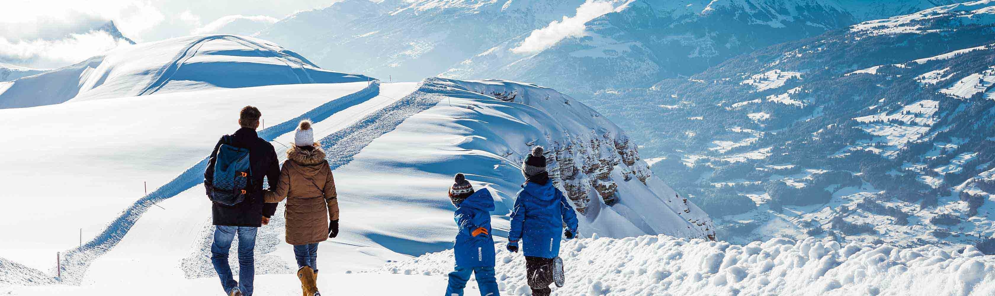 Una famiglia passeggia sulla neve a Chäserrugg