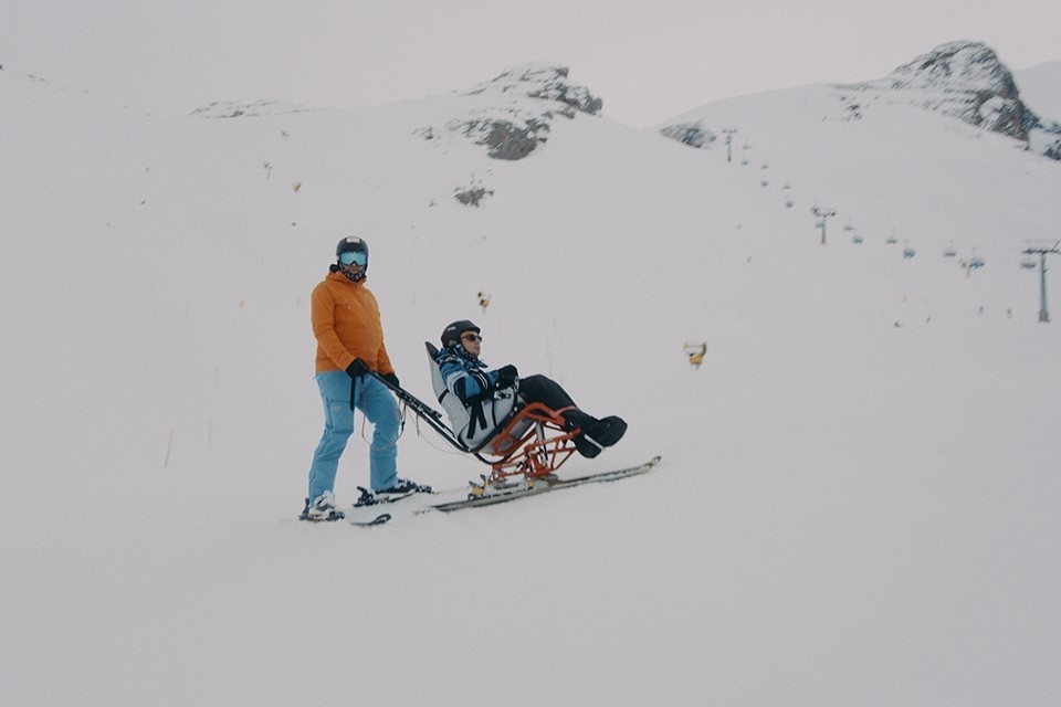 Solidarietà sulla pista da sci. Markus rende possibile per una persona disabile trascorrere una giornata sulla pista da sci.