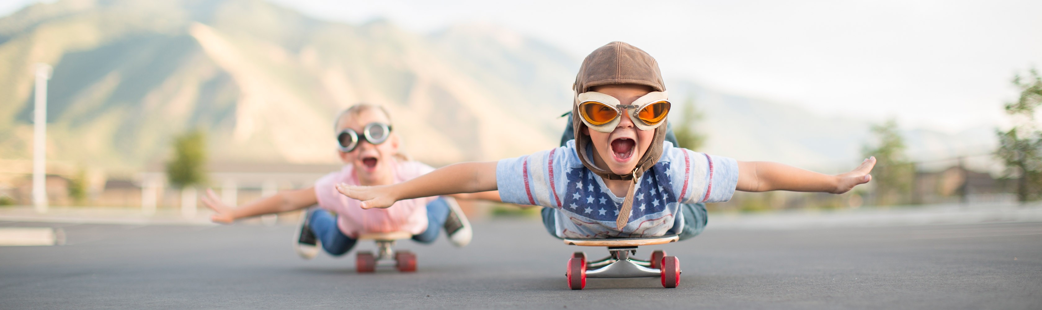 Due bambini si sfogano sui loro skateboard.