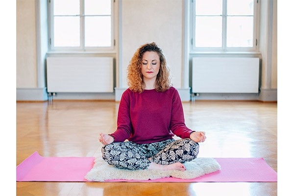 Joëlle Ziegler, capo gruppo all'interno del Servizio del personale, è responsabile dei collaboratori della CONCORDIA. La vediamo in meditazione, seduta su un materassino da yoga. Il suo segreto per rigenerarsi.