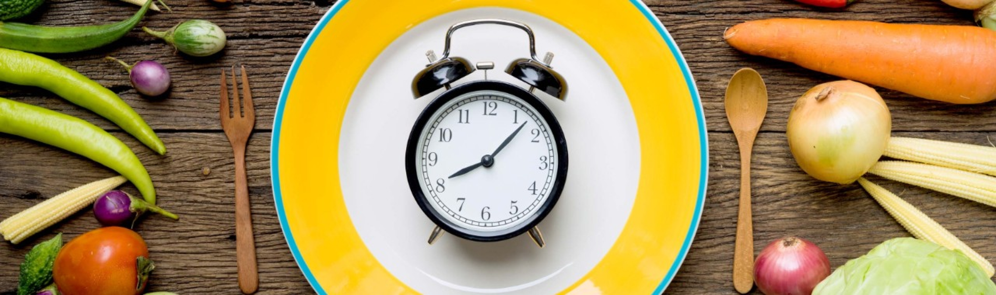 Una sveglia su un piatto visualizza il risparmio di tempo ottenibile con il meal prep.